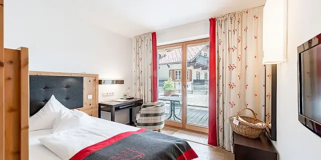 Gemütliches Doppelzimmer mit Holzelementen und Balkon im Inntalerhof - DAS Panoramahotel.