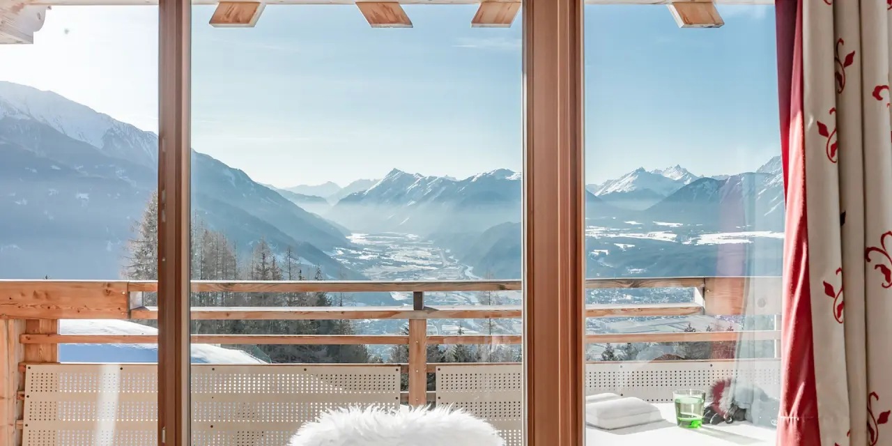 Atemberaubender Winter-Panoramablick auf das Inntal und die Alpen vom Balkon des Inntalerhof - DAS Panoramahotel.