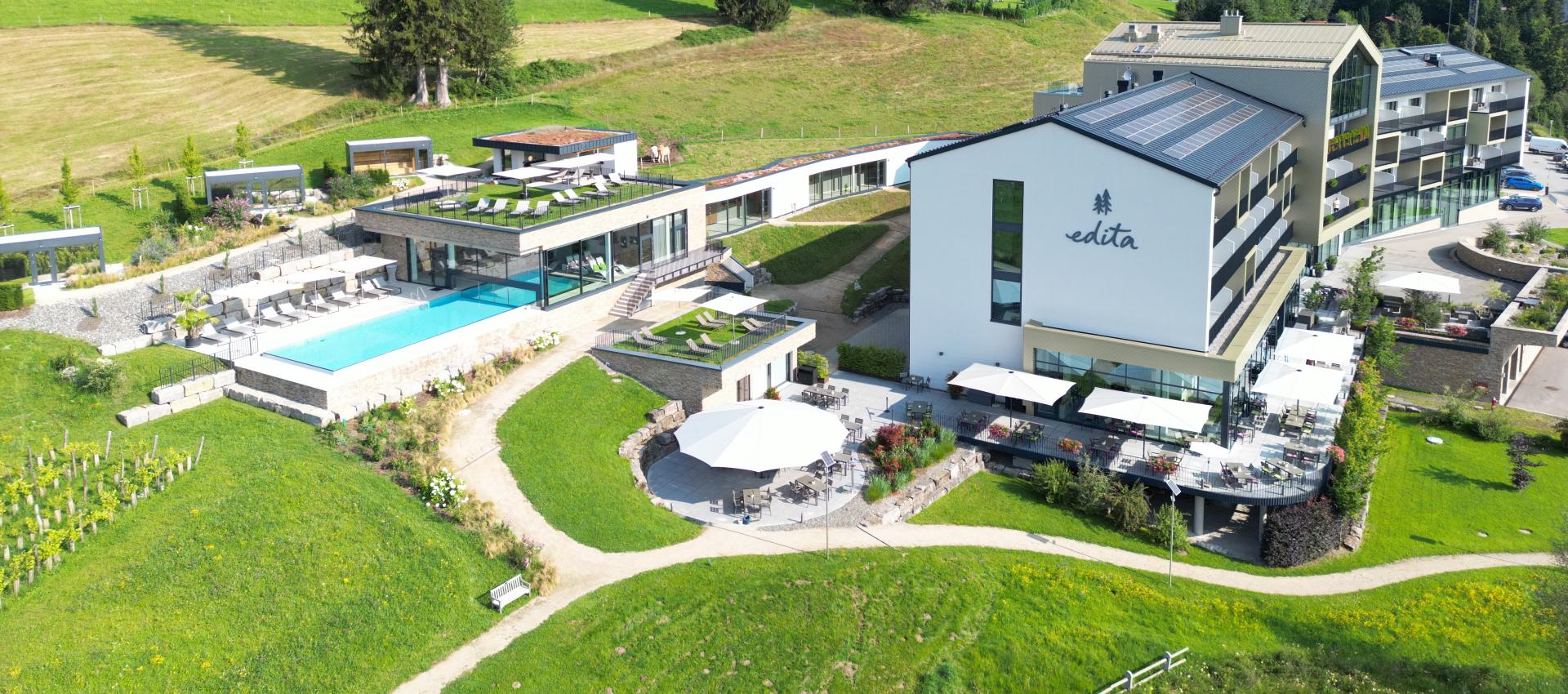 Hotel edita in Scheidegg – Gesamtansicht des Hotels mit Poolbereich in der Natur | Wellnesshotel Allgäu