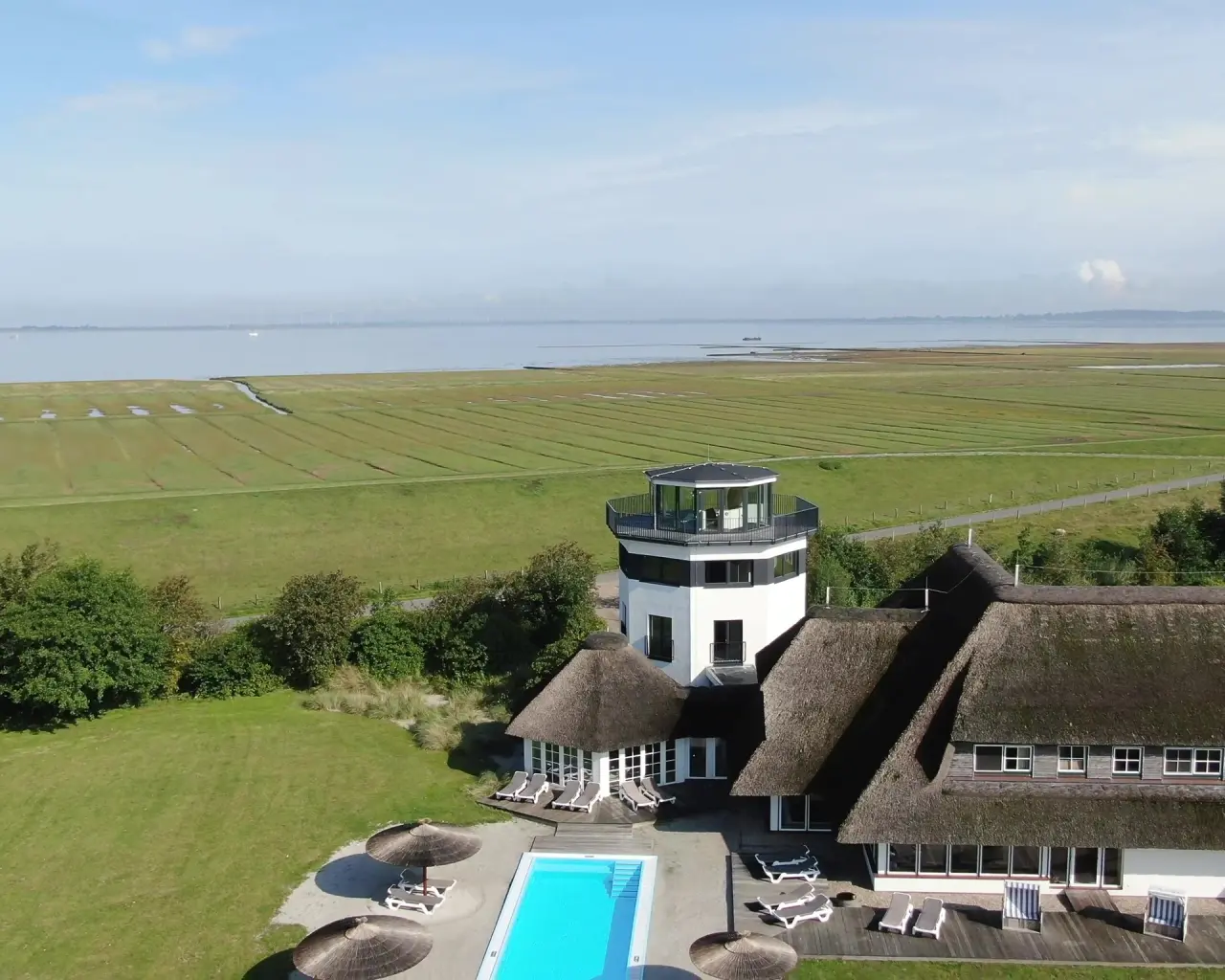 Lundenbergsand Nordsee Hideaway und Spa mit Reetdach, Pool und Leuchtturm-Turm direkt am Wattenmeer