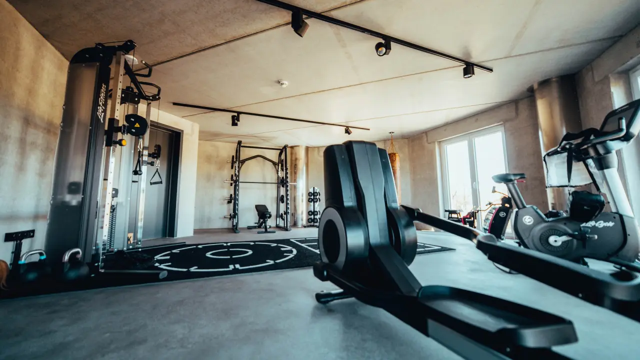 Modernes Fitnessstudio mit Life Fitness Geräten und Hantelbereich im Lundenbergsand Nordsee Hideaway und Spa.