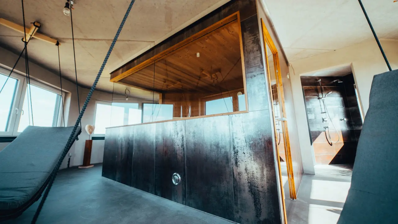 Moderne private Sauna mit Hängeliege und Dusche im Lundenbergsand Nordsee Hideaway und Spa.