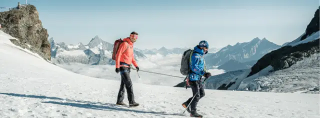 Bergsteiger am Seil auf Gletscher mit Matterhorn-Blick im Riffelalp Resort 2222 m