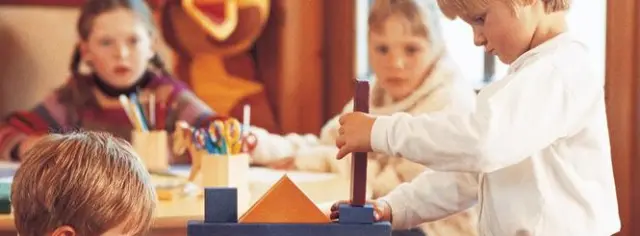 Kinder spielen mit Bauklötzen und malen im Kids Club des Riffelalp Resort 2222 m.