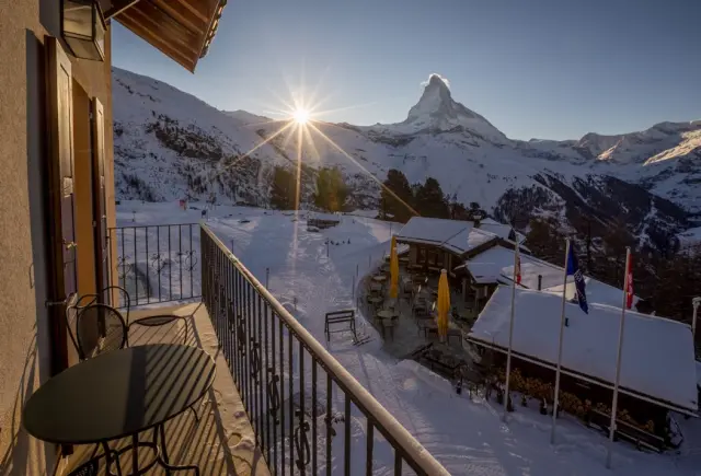 Spektakulärer Blick vom Balkon des Riffelalp Resort 2222 m auf das Matterhorn und die verschneite Winterlandschaft.