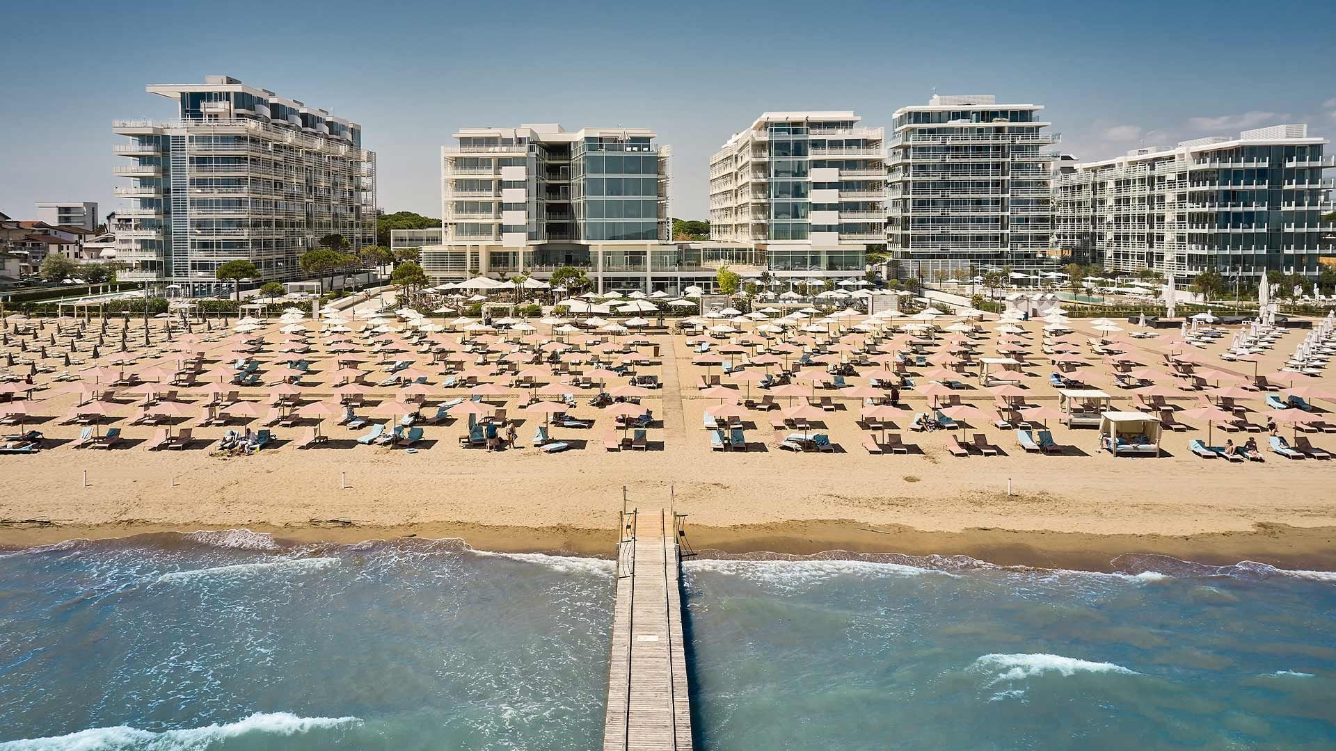 Falkensteiner Hotel & Spa Jesolo in Jesolo – Hotelanlage mit Privatstrand und Meerblick | Wellnesshotel Adria