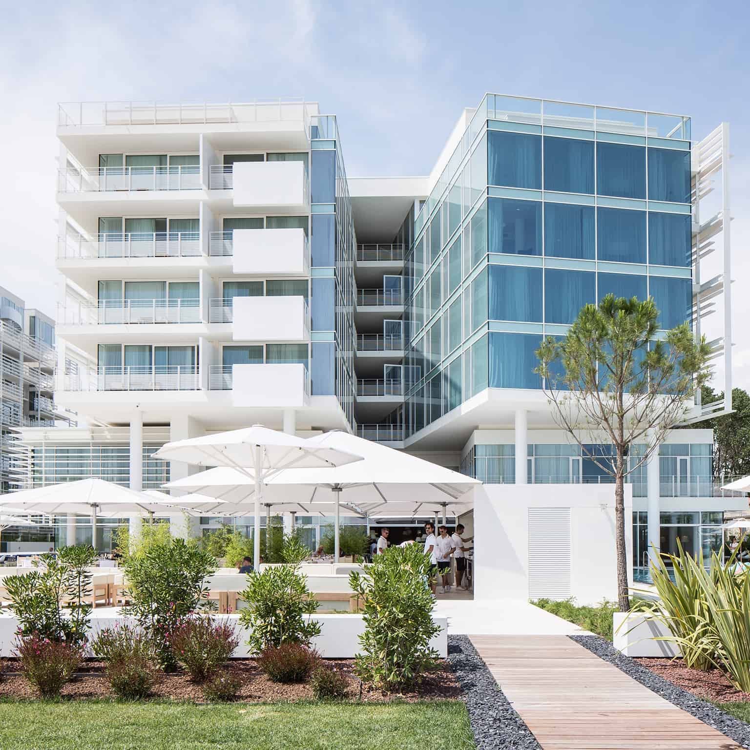 Falkensteiner Hotel & Spa Jesolo in Jesolo – Moderne Hotelfassade mit Glas und Außenbereich | Wellnesshotel Adria