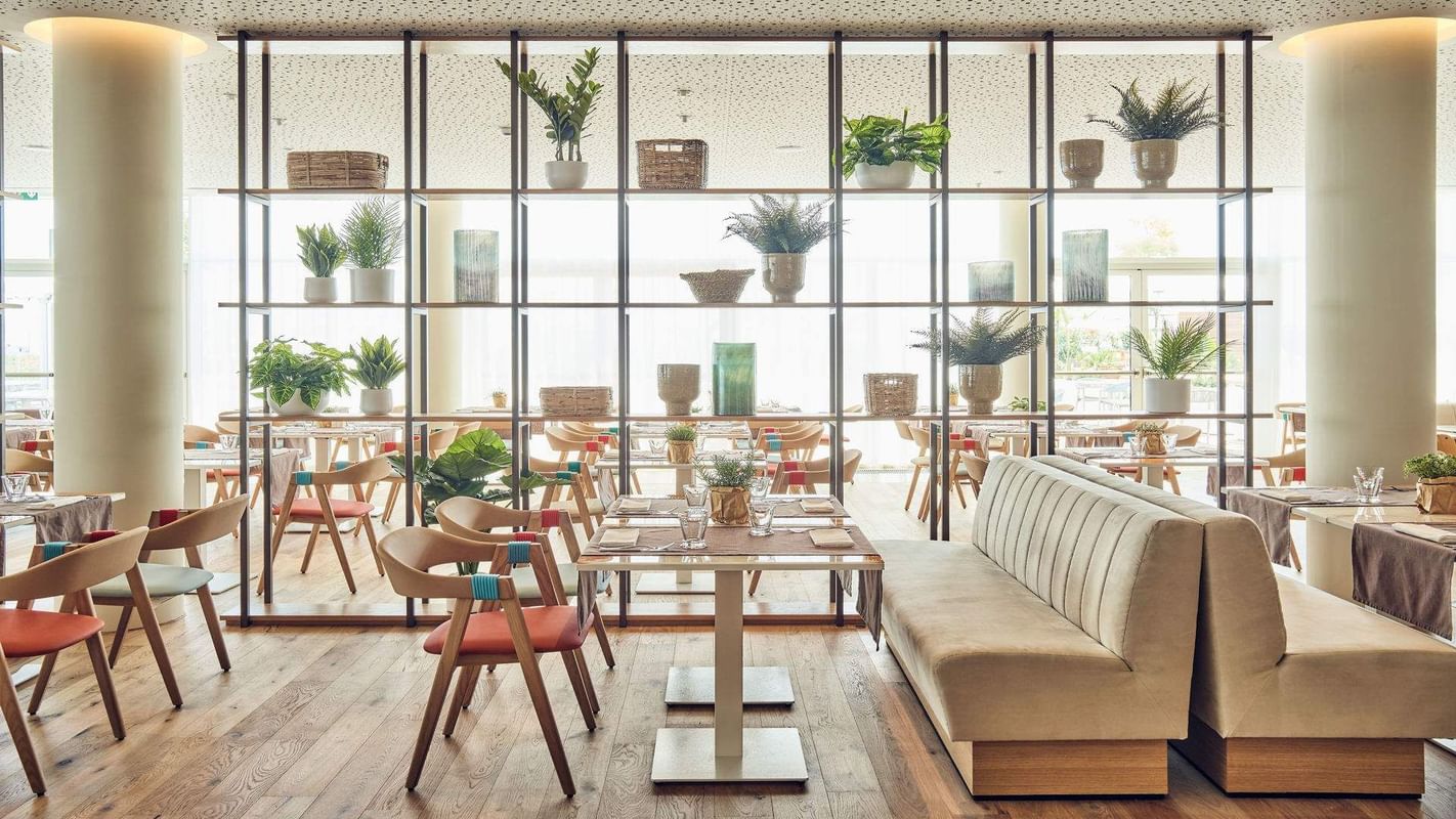 Falkensteiner Hotel & Spa Jesolo in Jesolo – Helles und modernes Restaurant mit Pflanzen | Wellnesshotel Adria