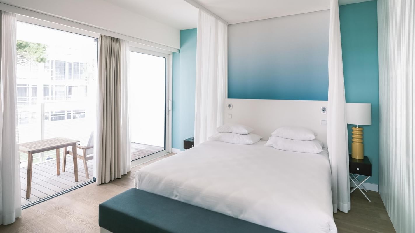 Falkensteiner Hotel & Spa Jesolo in Jesolo – Modernes Doppelzimmer mit Balkon und Meerblick | Wellnesshotel Adria
