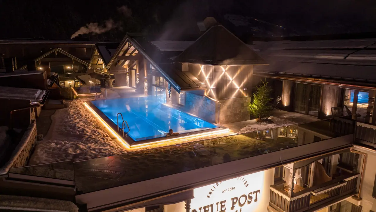 Hotel Neue Post in Mayrhofen – Beheizter Infinity-Pool auf dem Dach bei Nacht | Wellnesshotel Zillertal
