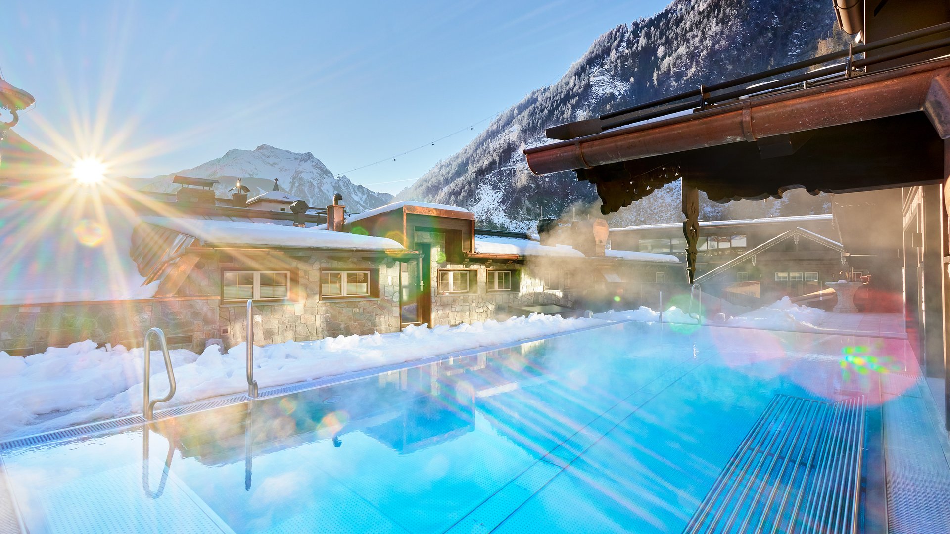Hotel Neue Post in Mayrhofen – Beheizter Außenpool im Schnee mit Bergpanorama | Wellnesshotel Zillertal