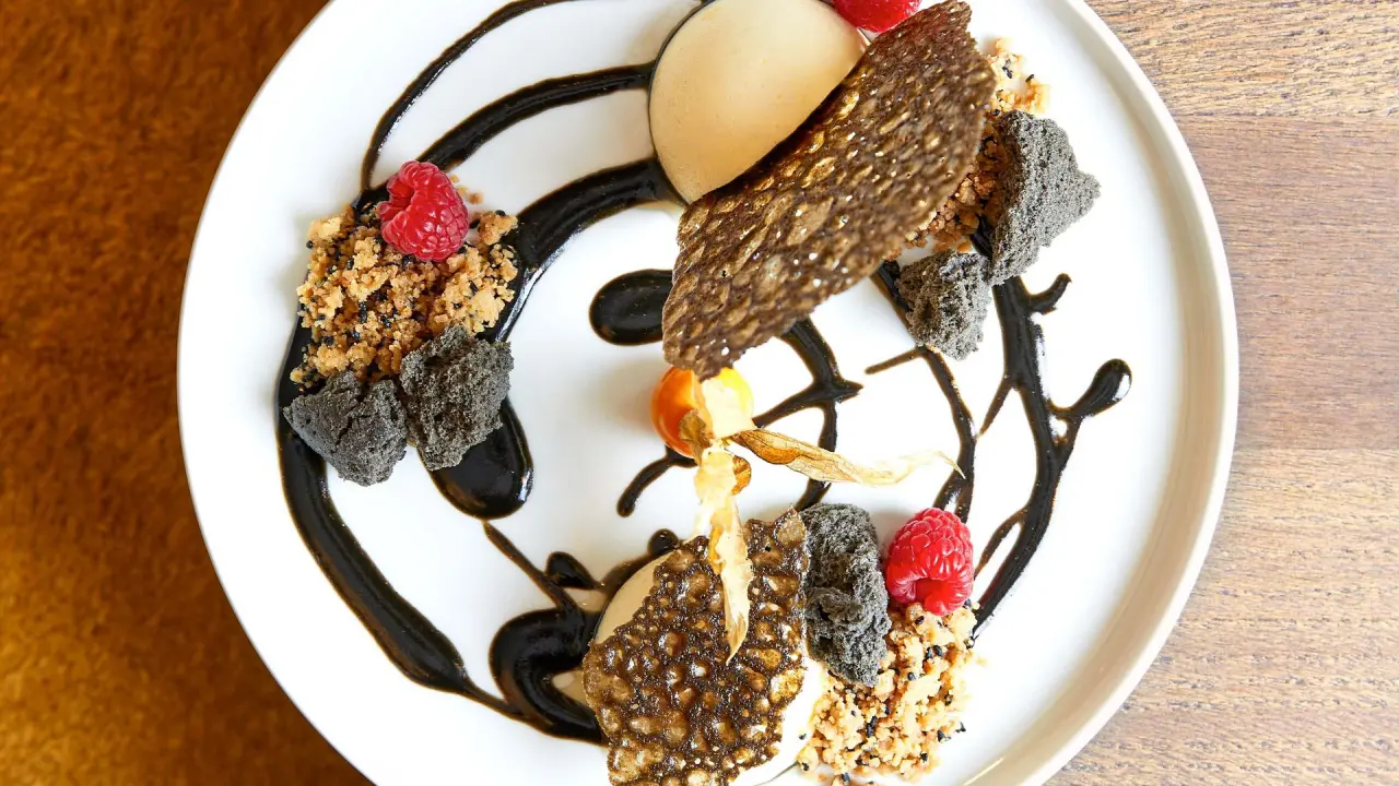 Hotel Neue Post in Mayrhofen – Kreatives Dessert mit Beeren und Schokolade | Wellnesshotel Zillertal