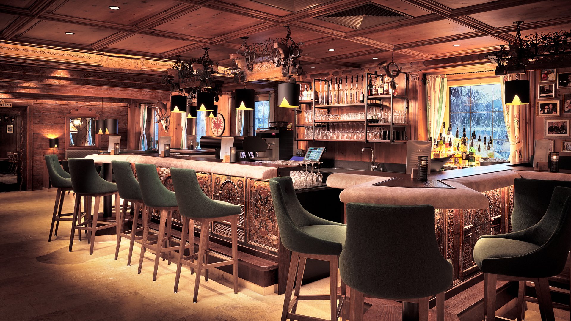 Hotel Neue Post in Mayrhofen – Gemütliche Hotelbar im traditionellen Stil | Wellnesshotel Zillertal