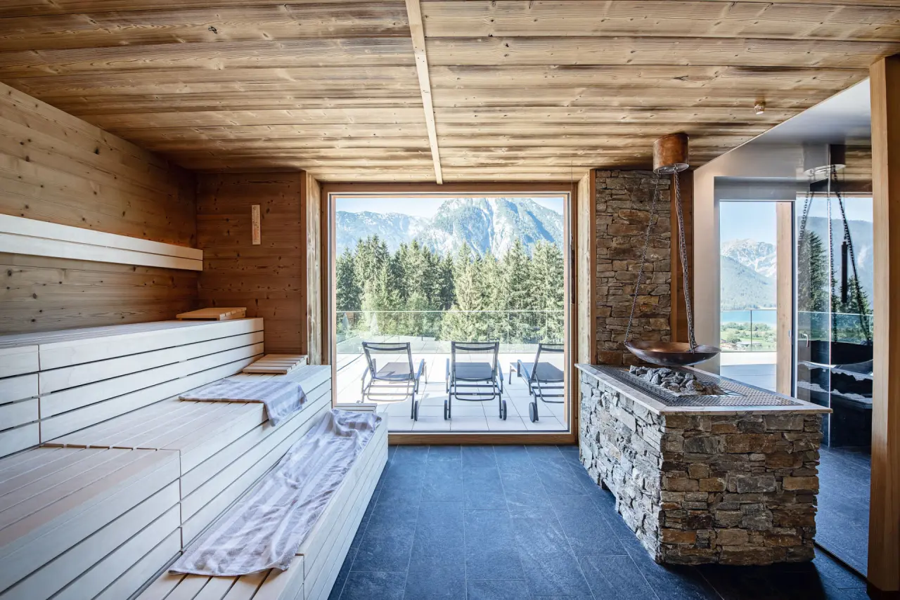 Moderne Panoramasauna mit Bergblick und See im Naturhotel Alpenblick.