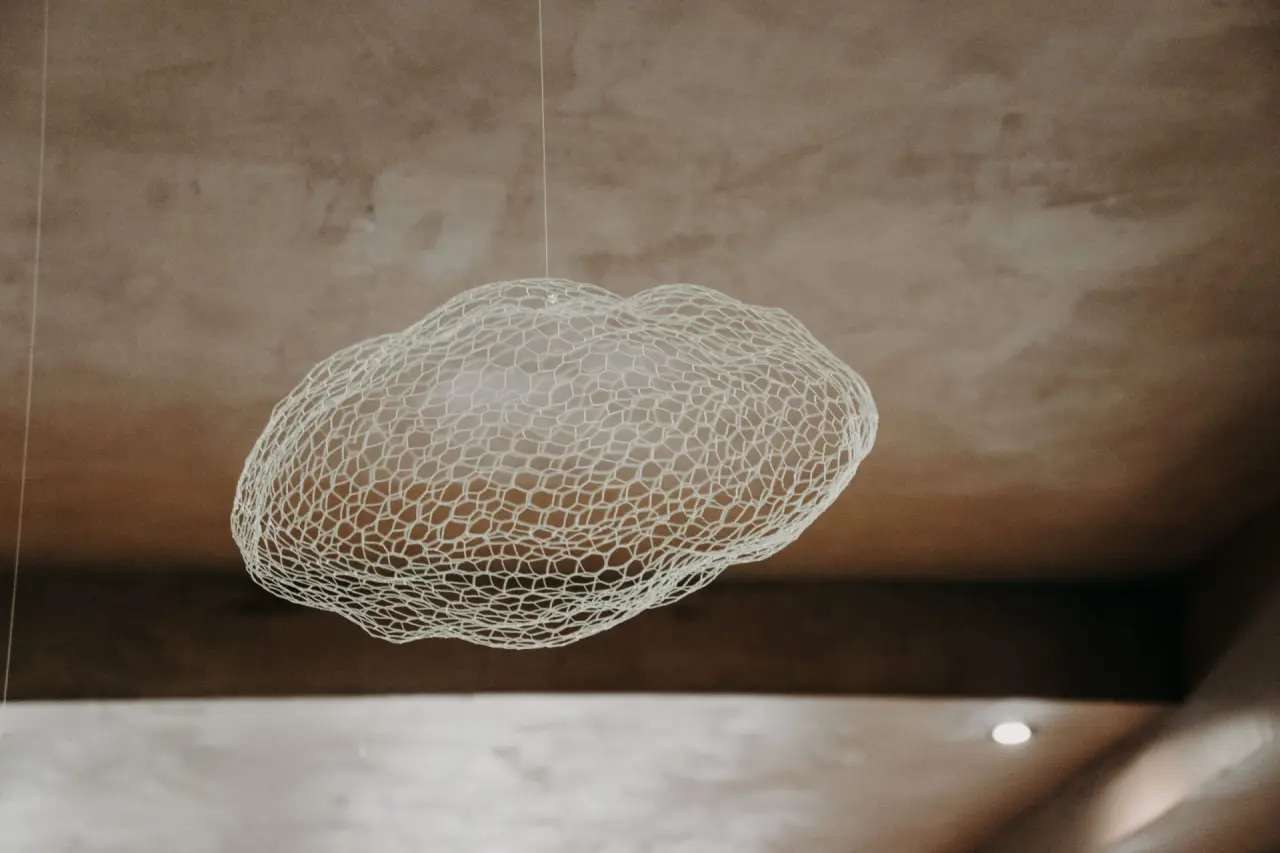 Moderne, netzartige Wolken-Deckenleuchte im Boutiquehotel Haidachhof.