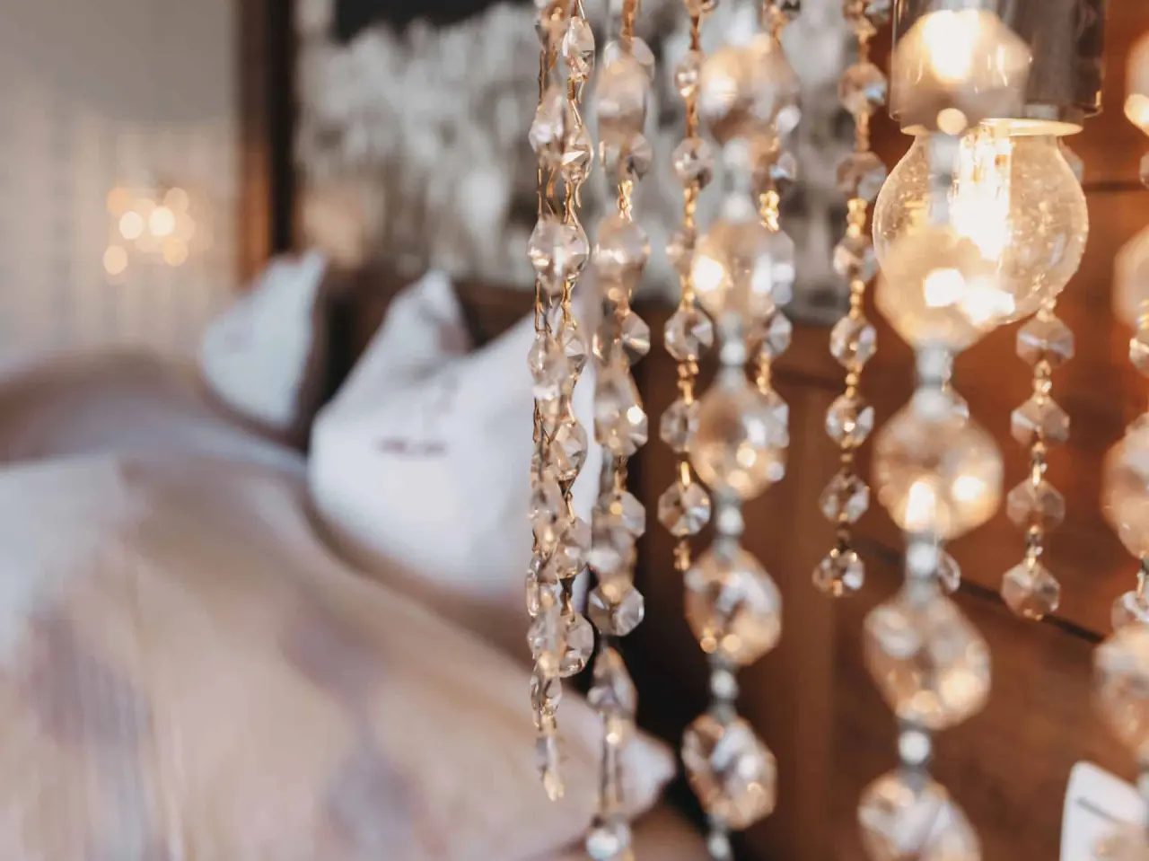 Glänzende Kristall-Dekoration mit warmen Lichtakzenten im Boutiquehotel Haidachhof.