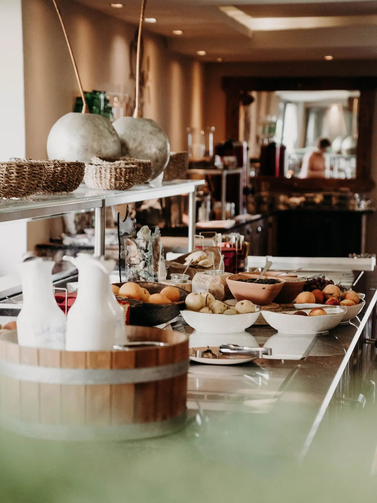 Reichhaltiges Frühstücksbuffet mit frischem Obst und Säften im Boutiquehotel Haidachhof.