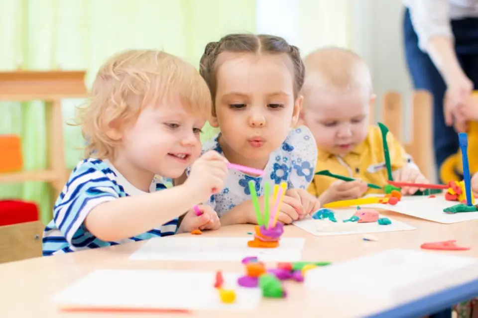 Kinder spielen mit bunter Knete im Kids Club des Hotel Panoramic