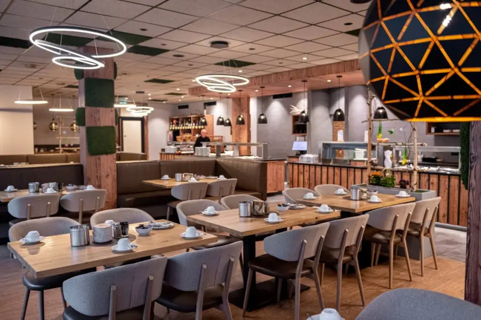 Modernes Restaurant mit Buffet und gemütlichen Sitzbereichen im Hotel Panoramic.