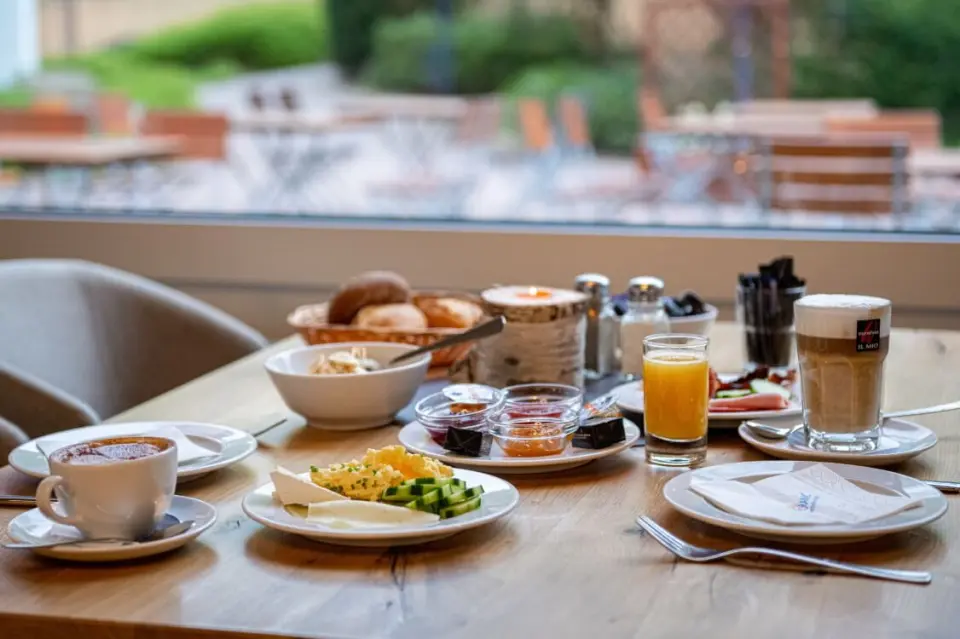 Reichhaltiges Frühstück mit Kaffee, Saft und frischen Speisen im Hotel Panoramic