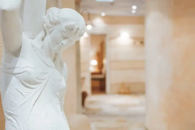 Dekorative klassische Statue im eleganten Flur des Hotel Schneider.