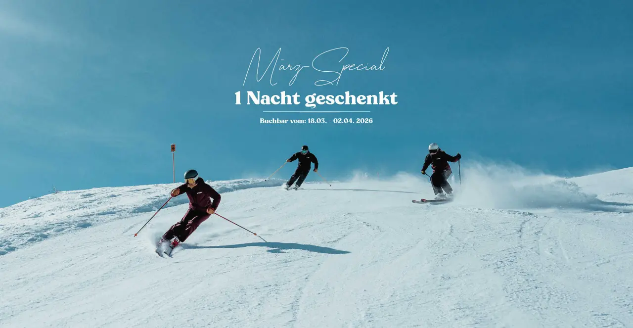 Drei Skifahrer auf einer sonnigen Piste mit Schnee und blauem Himmel, ideal für Winterurlaub im Österreichischer Hof.