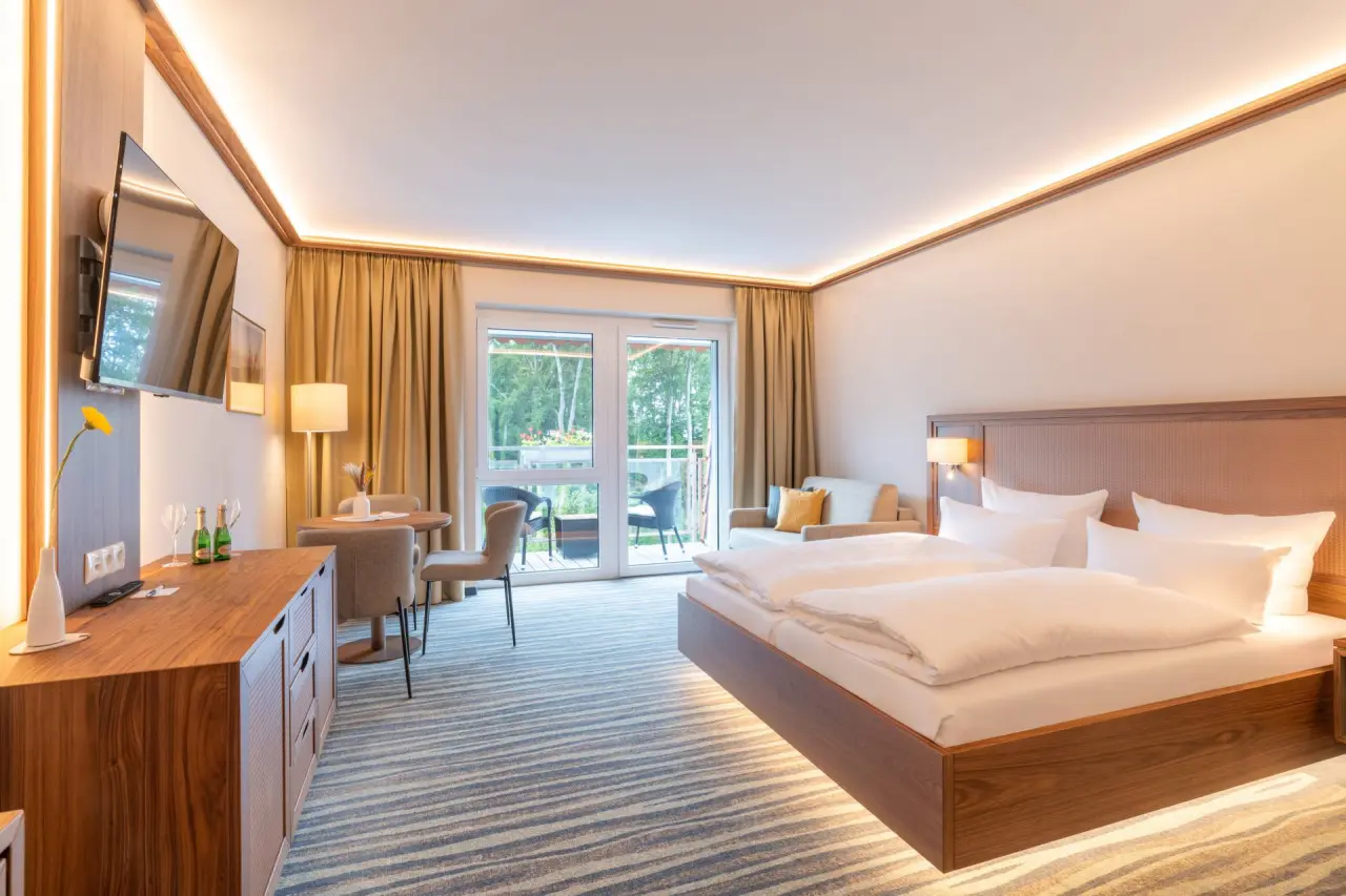 Komfortables Hotelzimmer im Strandhotel Seerose mit Doppelbett, Balkon und modernem Design.