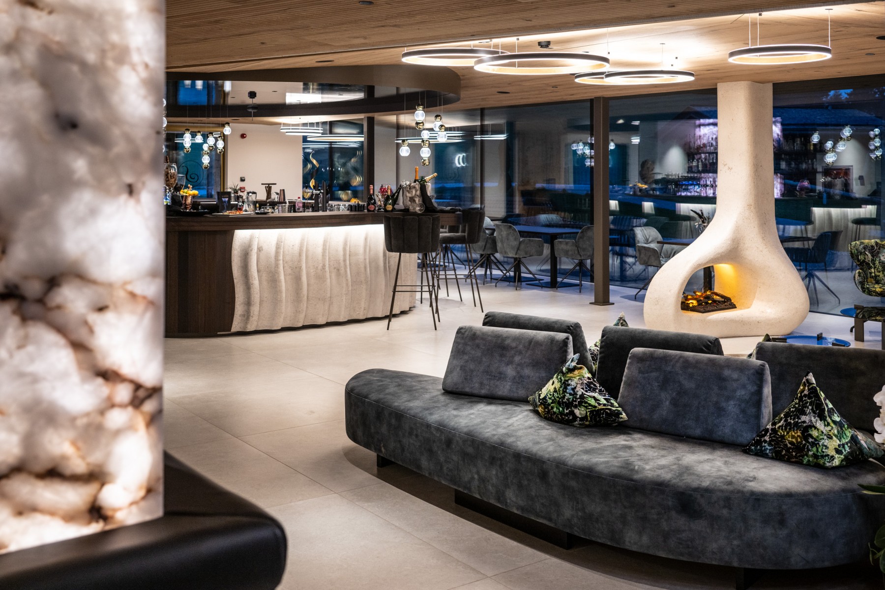 Sport & Wellness Hotel Santner in Kastelruth – Moderne Hotelbar mit Lounge und Kamin | Wellnesshotel Südtirol
