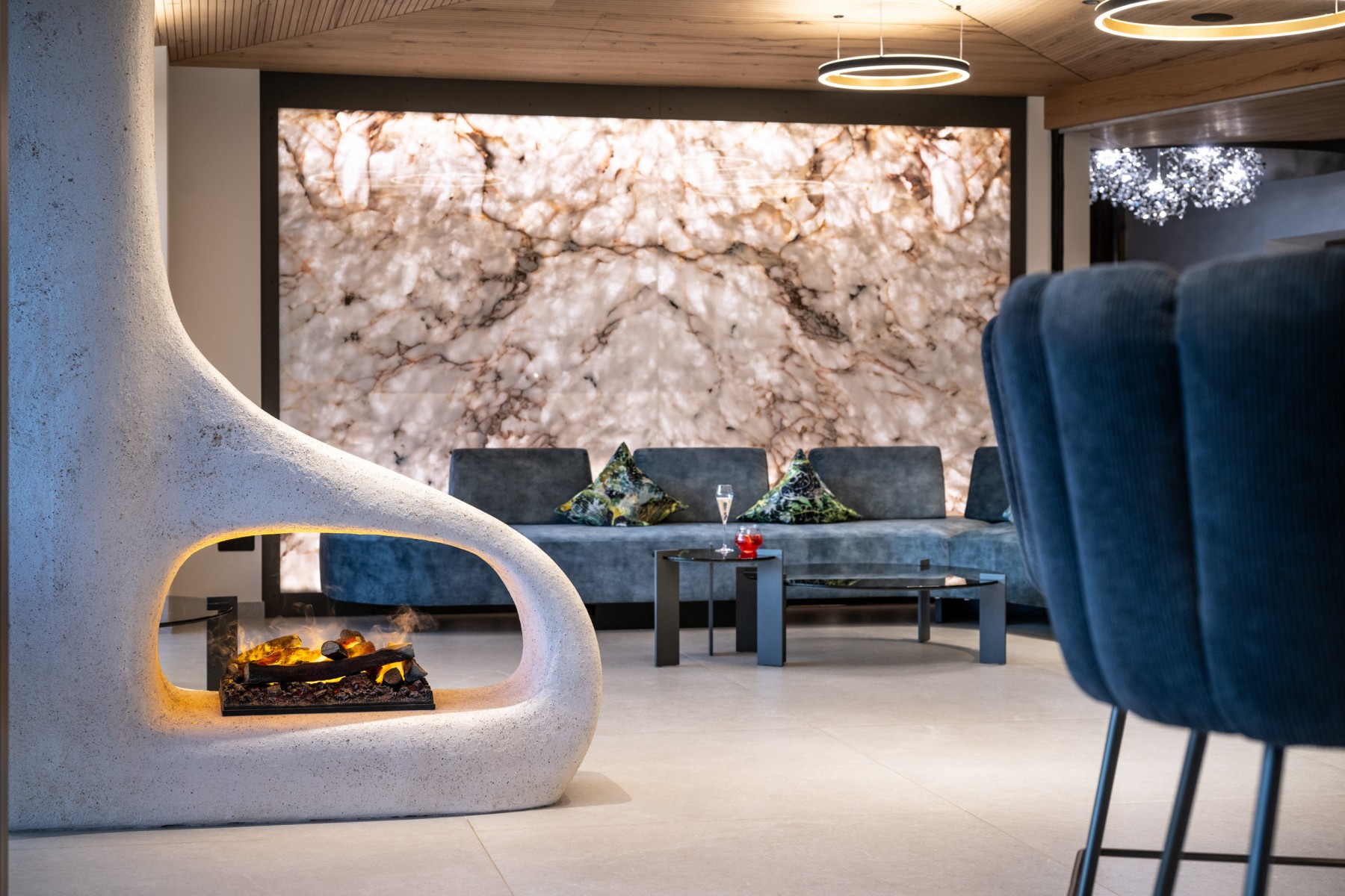Sport & Wellness Hotel Santner in Kastelruth – Moderne Lobby mit Design-Kamin und Sitzbereich | Wellnesshotel Südtirol