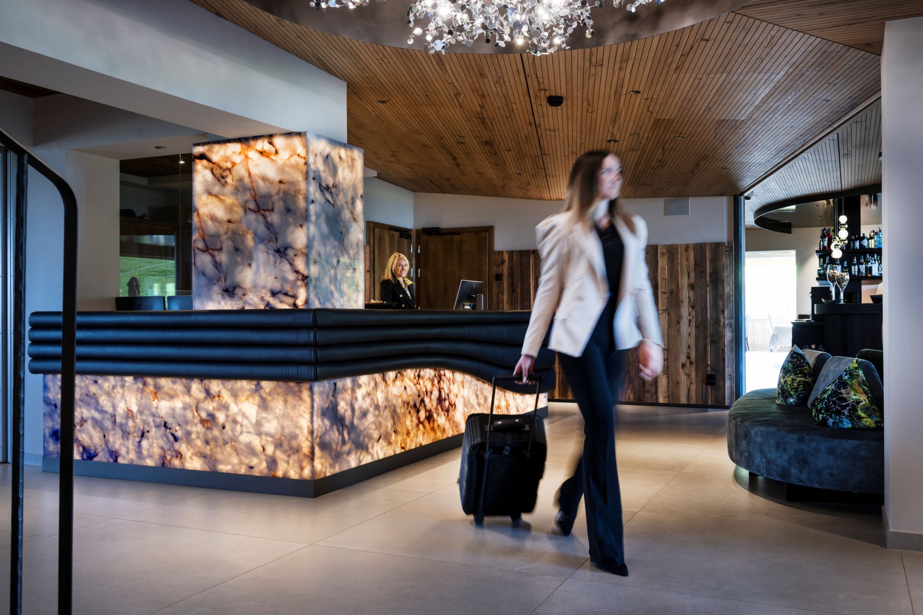 Sport & Wellness Hotel Santner in Kastelruth – Elegante Rezeption mit Gast und Mitarbeiterin | Wellnesshotel Südtirol