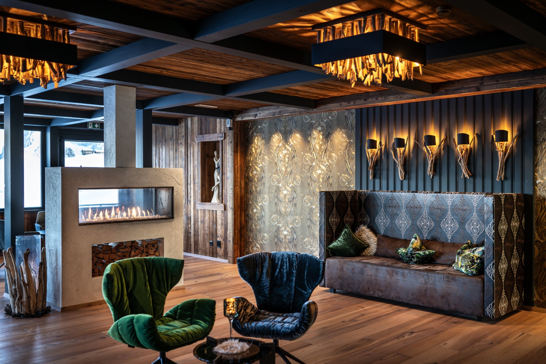 Sport & Wellness Hotel Santner in Kastelruth – Gemütliche Hotellounge mit modernem Kamin | Wellnesshotel Südtirol