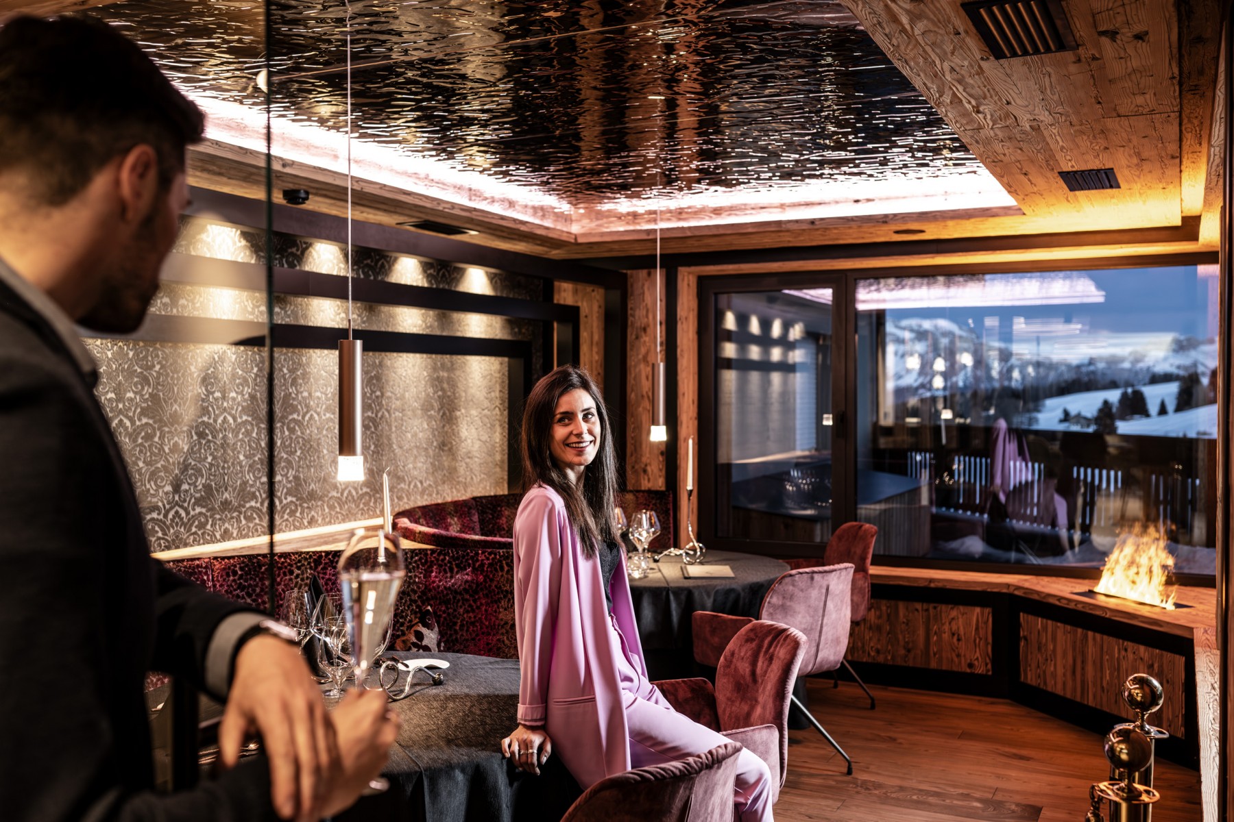 Sport & Wellness Hotel Santner in Kastelruth – Elegantes Restaurant mit Kamin und Bergblick | Wellnesshotel Südtirol