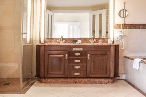 Elegantes Badezimmer mit Doppelwaschtisch, Dusche und Badewanne im ATLANTIC Grand Hotel Travemünde.