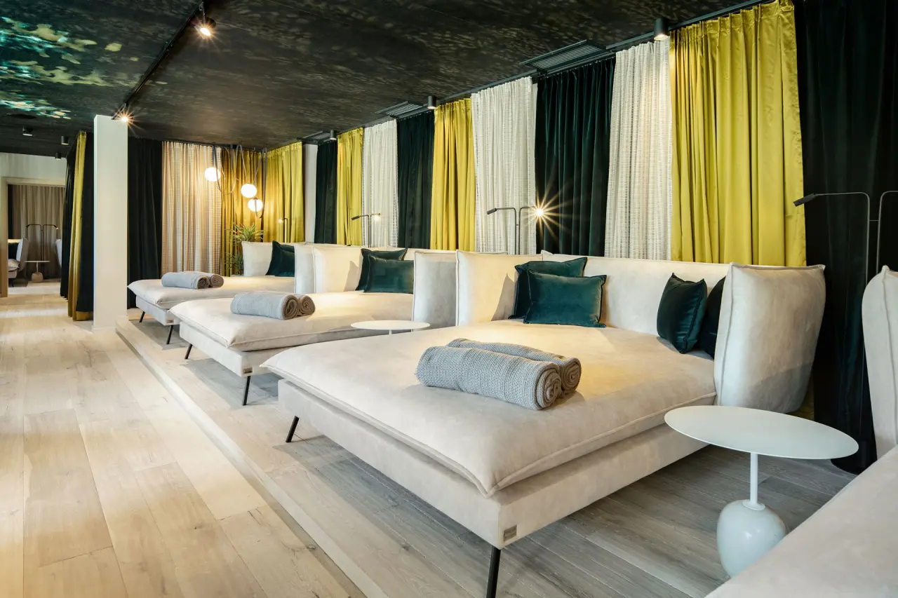 Stilvoller Ruheraum mit bequemen Liegen und Design-Decke im 5-Sterne Wellness- & Sporthotel Jagdhof.