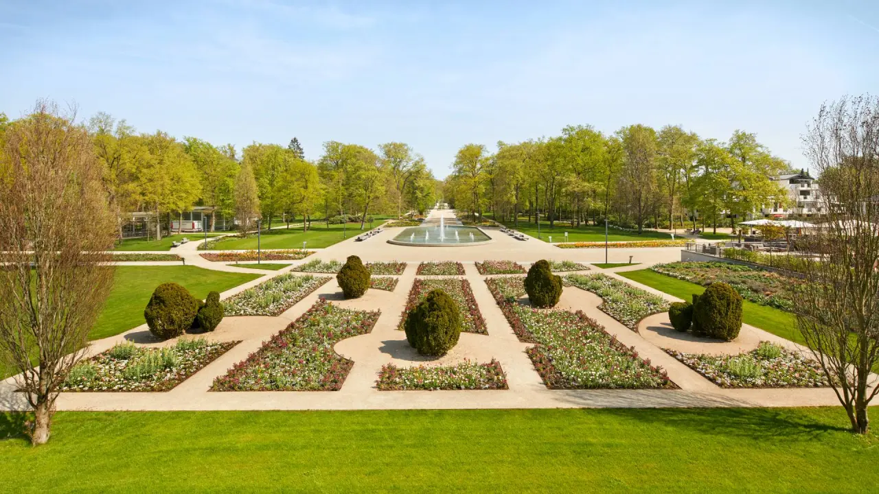 Weitläufiger Hotelpark mit Springbrunnen und Blumenbeeten im Best Western Premier Park Hotel & Spa.