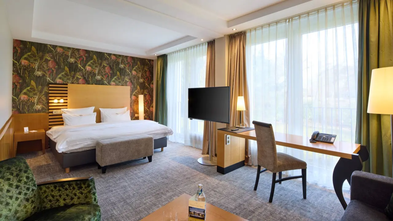 Geräumiges Hotelzimmer mit Doppelbett, Sitzbereich und Schreibtisch im Best Western Premier Park Hotel & Spa.