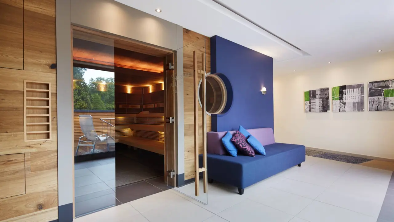 Moderne Finnische Sauna mit Entspannungsbereich und Blick ins Grüne im Best Western Premier Park Hotel & Spa.