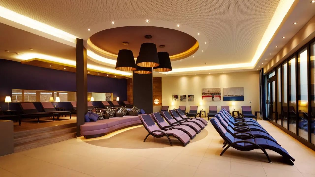 Entspannungsbereich mit bequemen Liegen und stilvoller Beleuchtung im Best Western Premier Park Hotel & Spa.