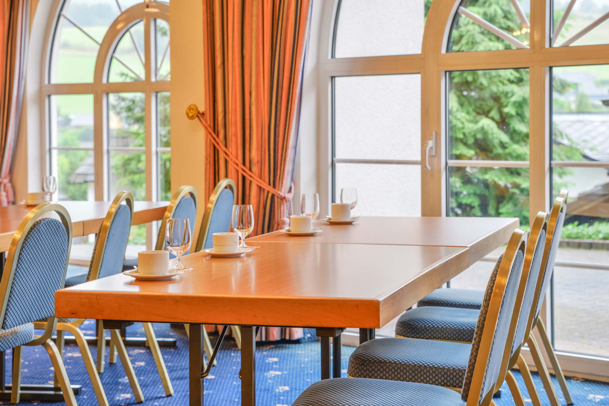 Landhotel Doerr in Bad Laasphe – Kleiner Besprechungsraum mit Tischen und Stühlen | Wellnesshotel Sauerland