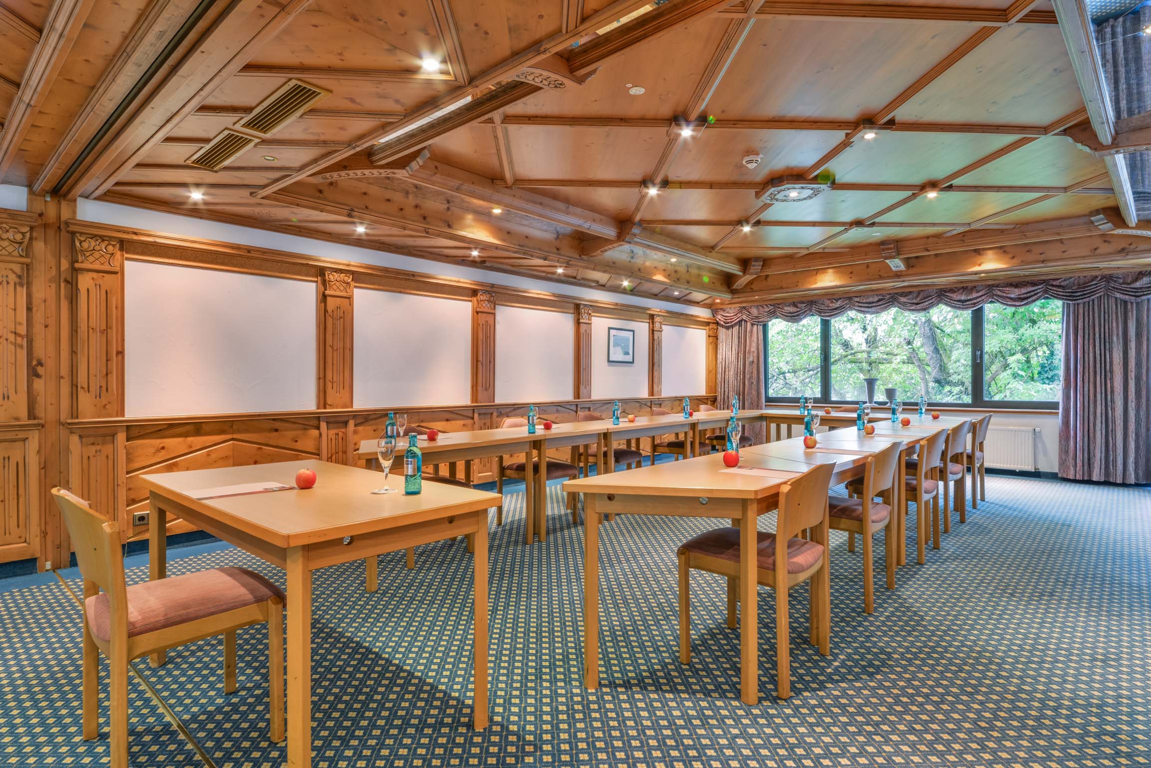 Landhotel Doerr in Bad Laasphe – Großer Konferenzraum mit Holzelementen und Tagungstischen | Wellnesshotel Sauerland