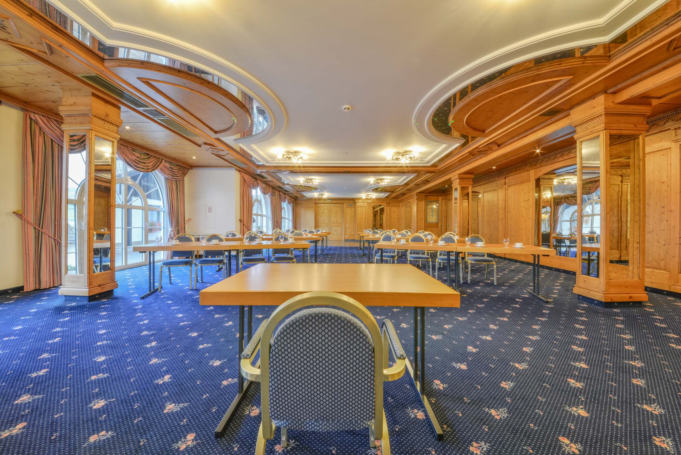 Landhotel Doerr in Bad Laasphe – Großer Konferenzsaal mit Holzvertäfelung | Wellnesshotel Sauerland