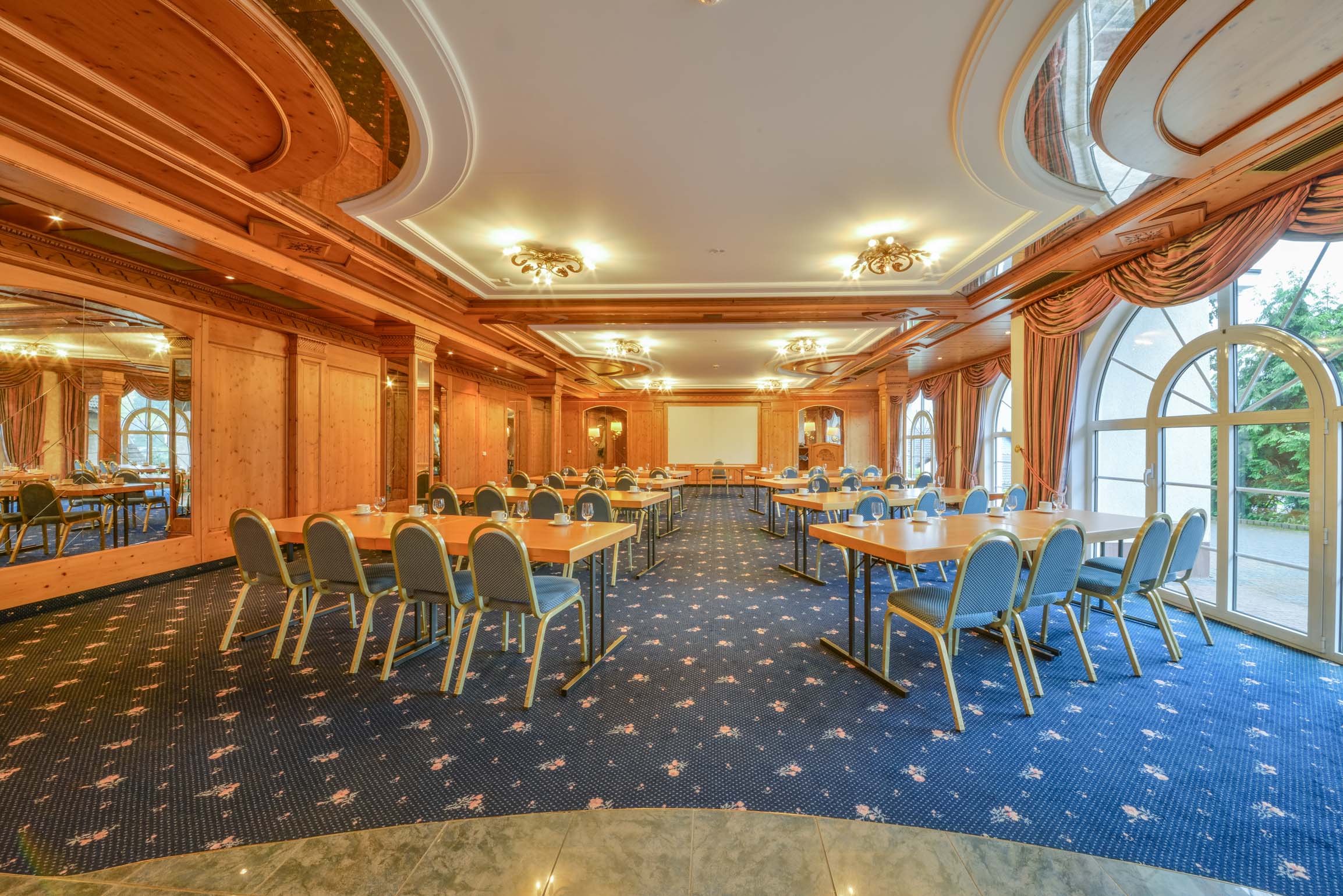 Landhotel Doerr in Bad Laasphe – Heller Konferenzraum mit großen Fenstern | Wellnesshotel Sauerland