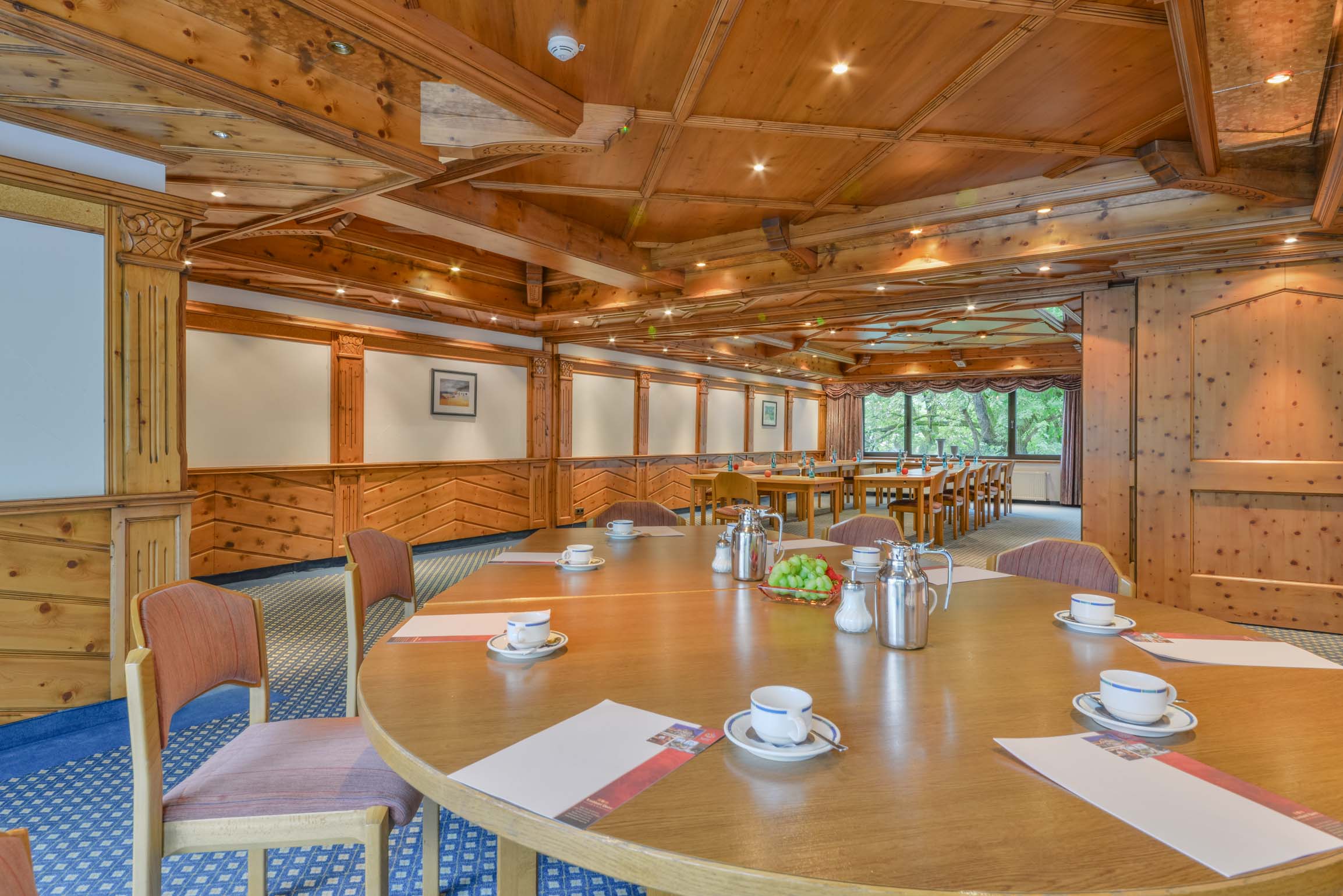 Landhotel Doerr in Bad Laasphe – Konferenzraum mit runden Tischen und Holzdecke | Wellnesshotel Sauerland