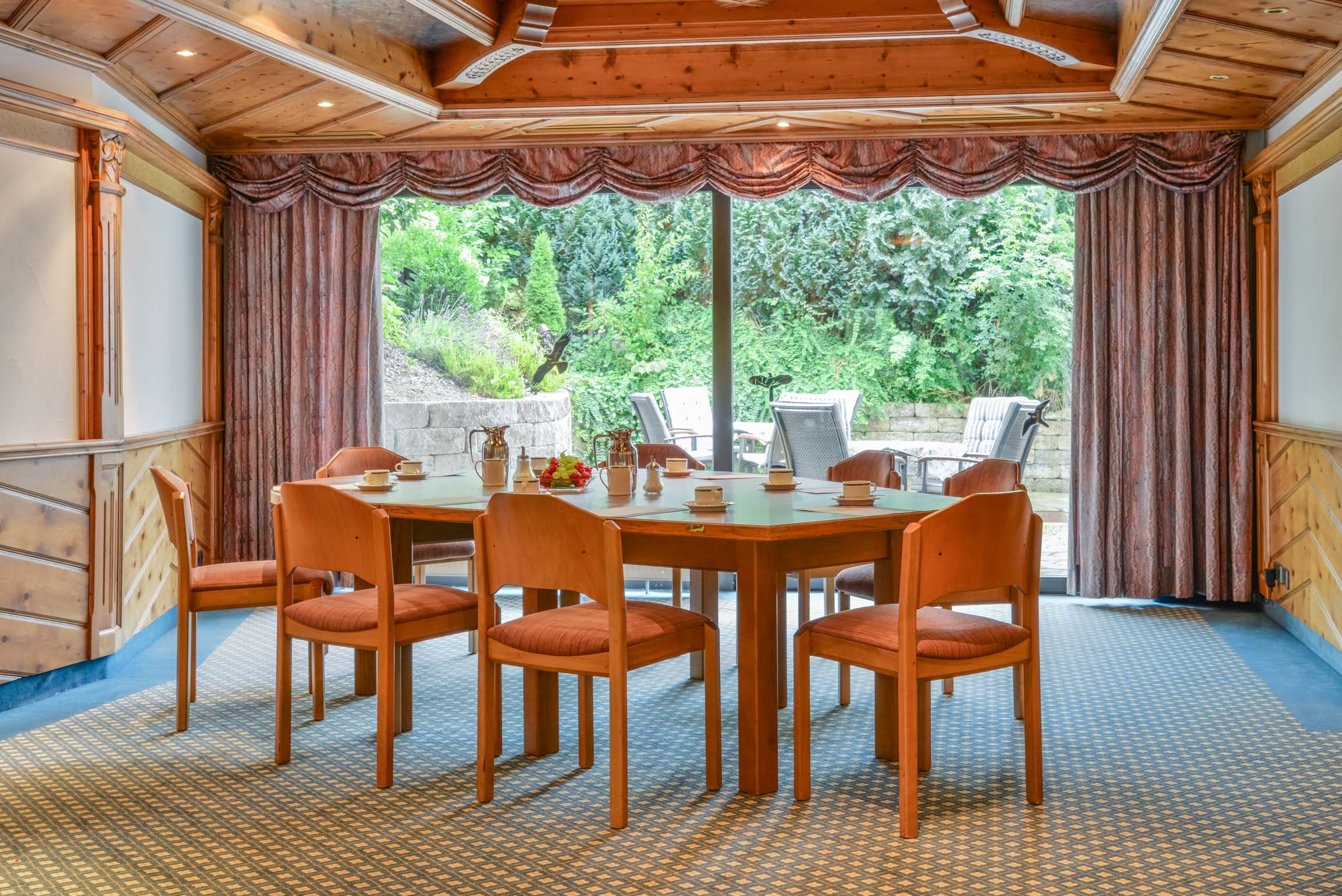 Landhotel Doerr in Bad Laasphe – Besprechungsraum mit Blick auf den Hotelgarten | Wellnesshotel Sauerland