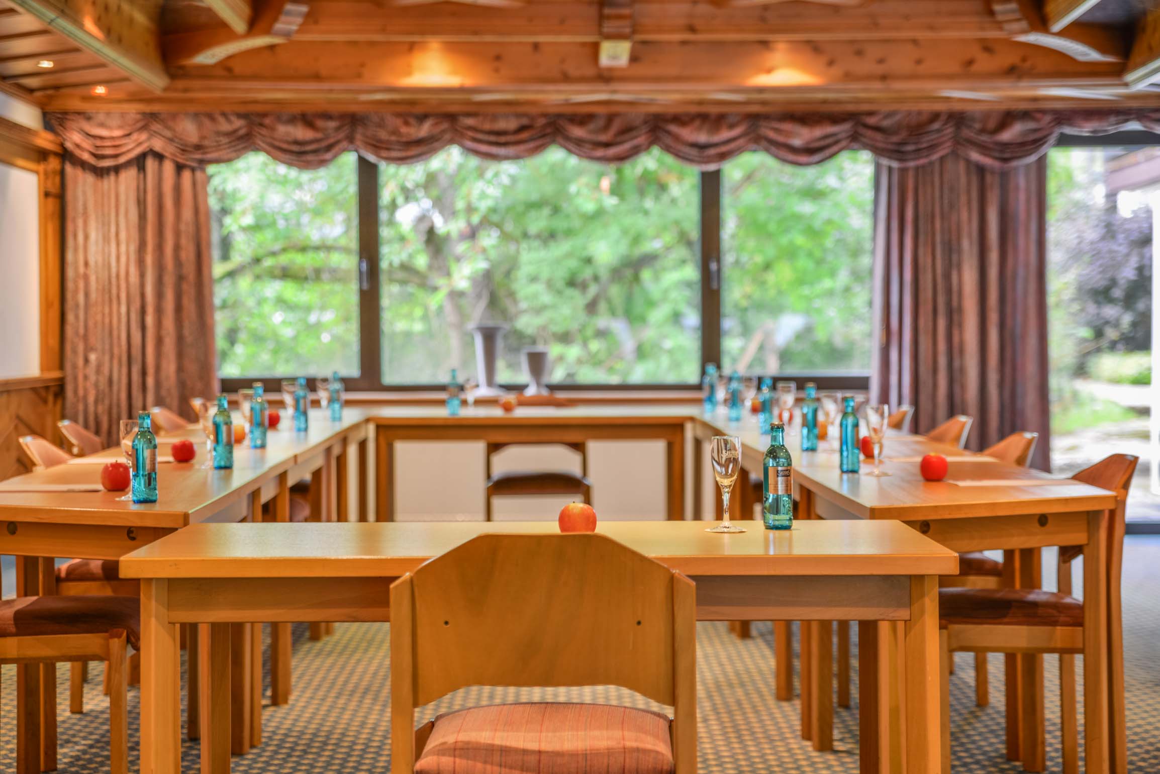 Landhotel Doerr in Bad Laasphe – Tagungsraum mit U-Form Bestuhlung und Gartenblick | Wellnesshotel Sauerland