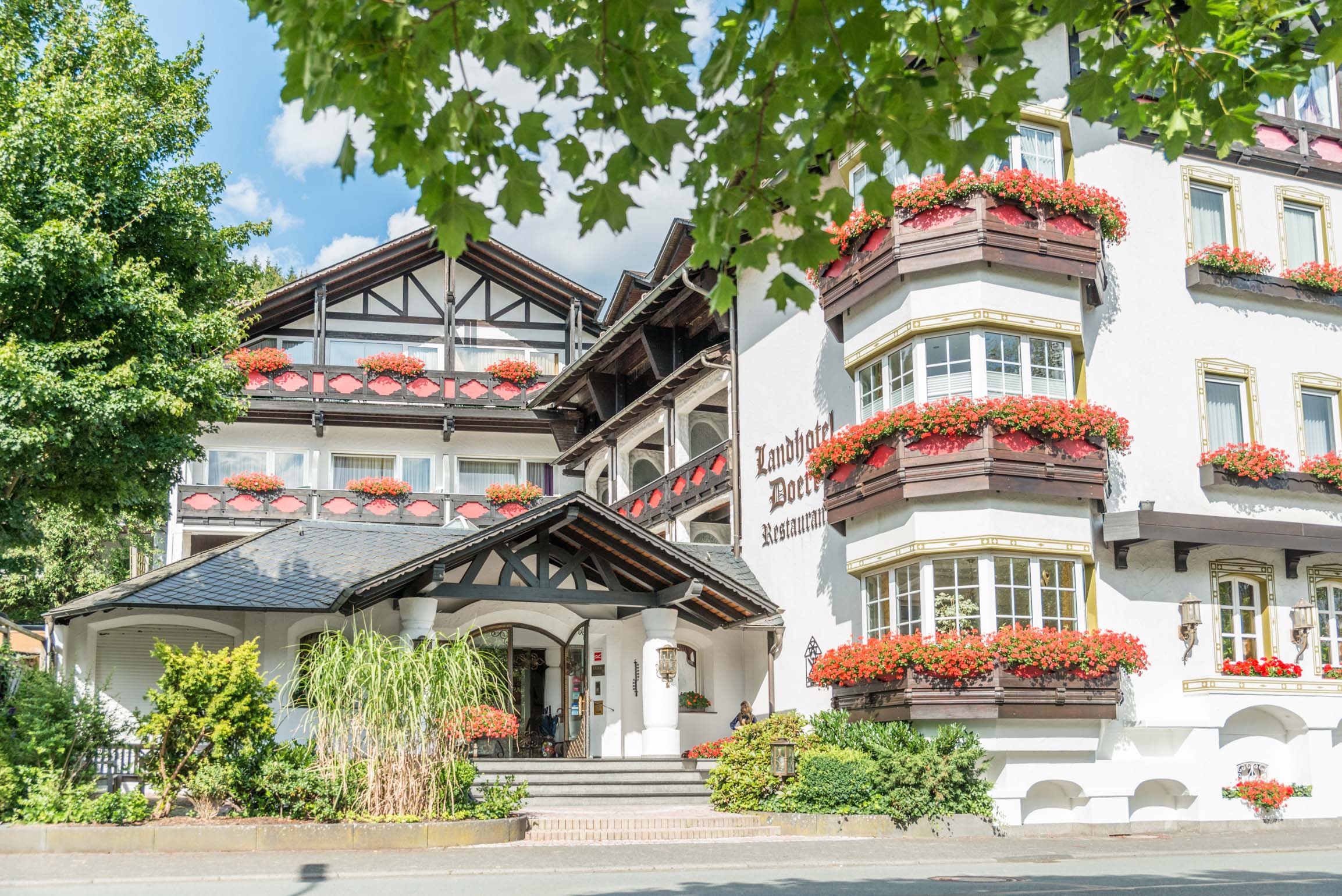 Landhotel Doerr in Bad Laasphe – Hotelansicht mit blumengeschmückten Balkonen | Wellnesshotel Sauerland