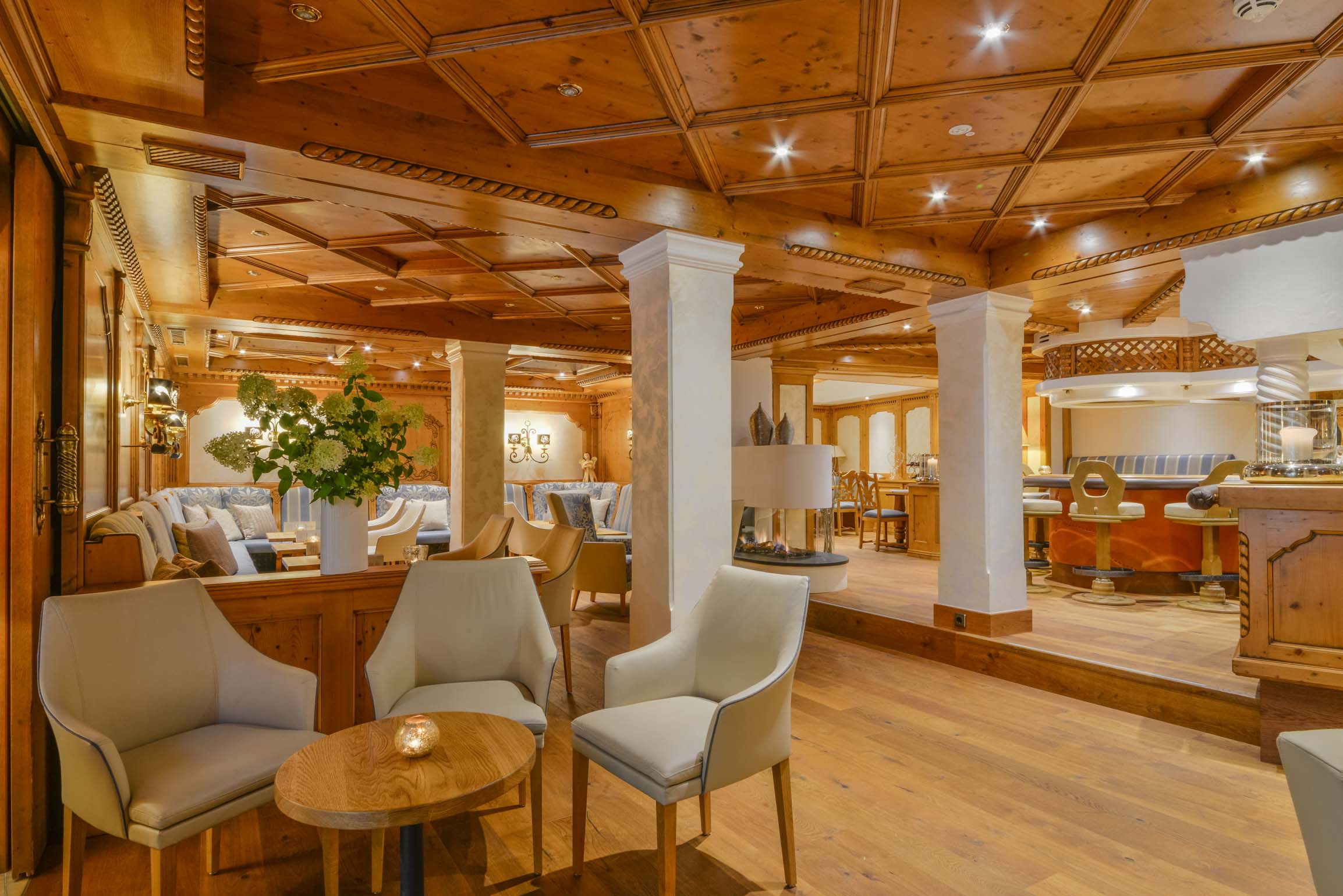 Landhotel Doerr in Bad Laasphe – Gemütliche Hotellounge mit Holzvertäfelung und Sitzbereichen | Wellnesshotel Sauerland