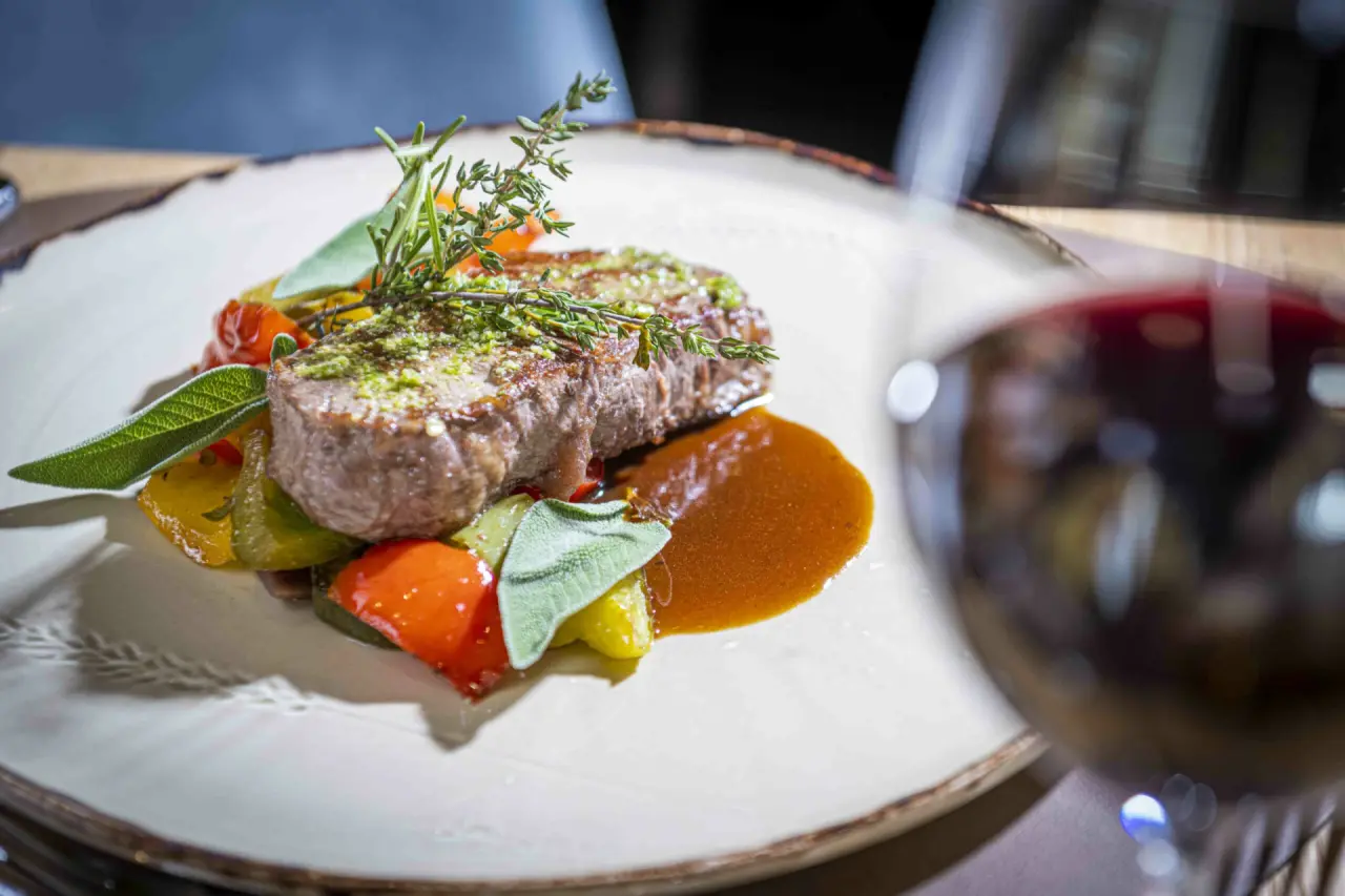 Landhotel Doerr in Bad Laasphe – Gourmet-Steak mit frischem Gemüse und Kräutern im Restaurant | Wellnesshotel Sauerland