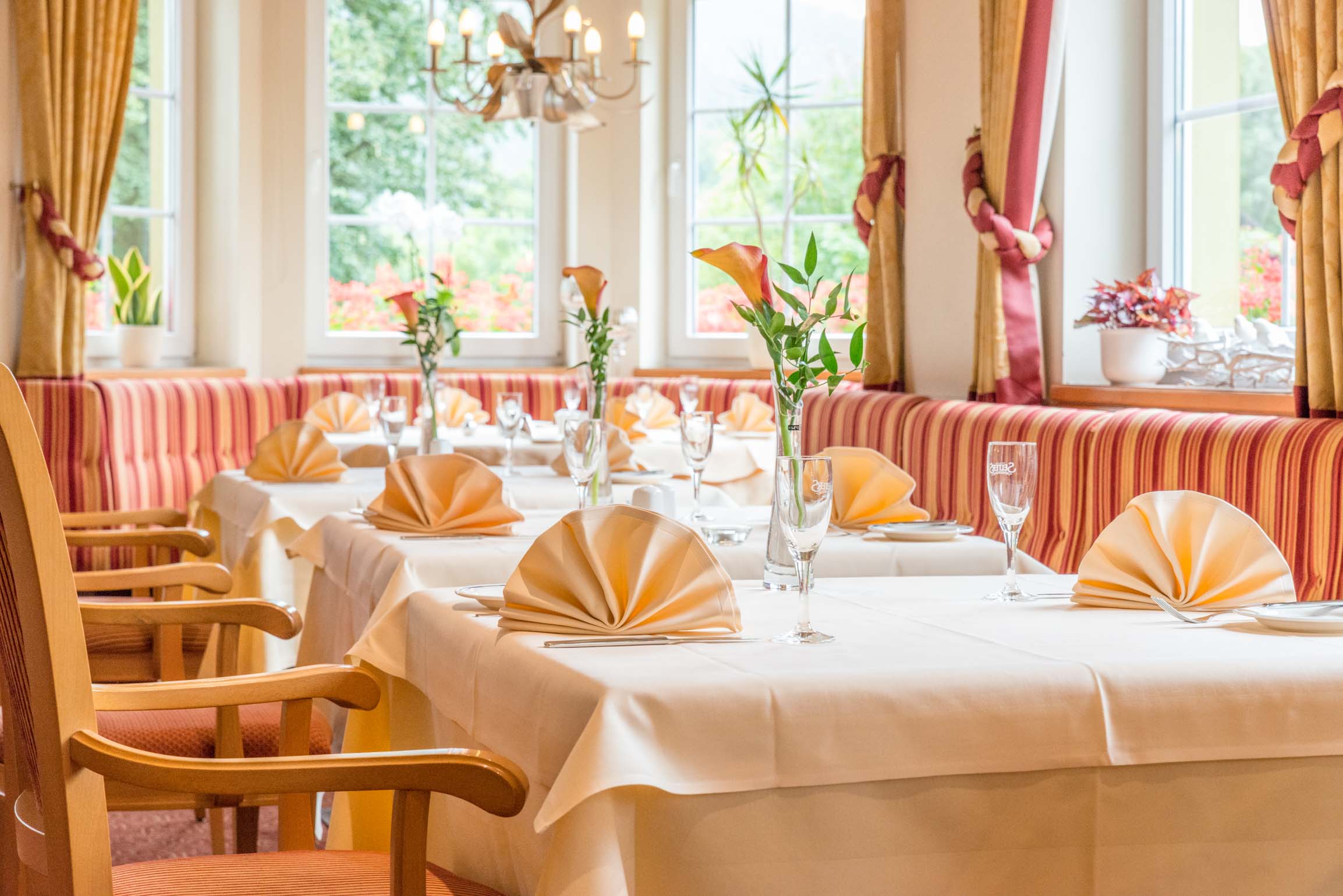 Landhotel Doerr in Bad Laasphe – Helles Restaurant mit gedeckten Tischen | Wellnesshotel Sauerland