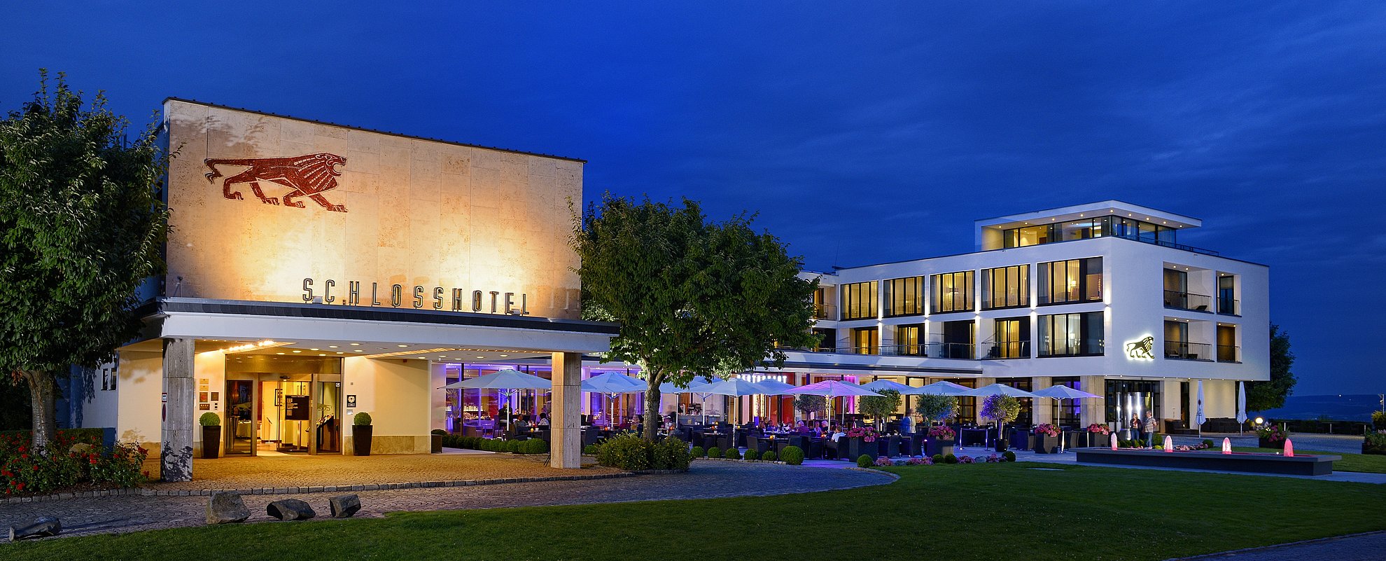 Schlosshotel Bad Wilhelmshöhe in Kassel – Beleuchtete Hotelfassade bei Nacht mit Terrasse | Wellnesshotel Hessen